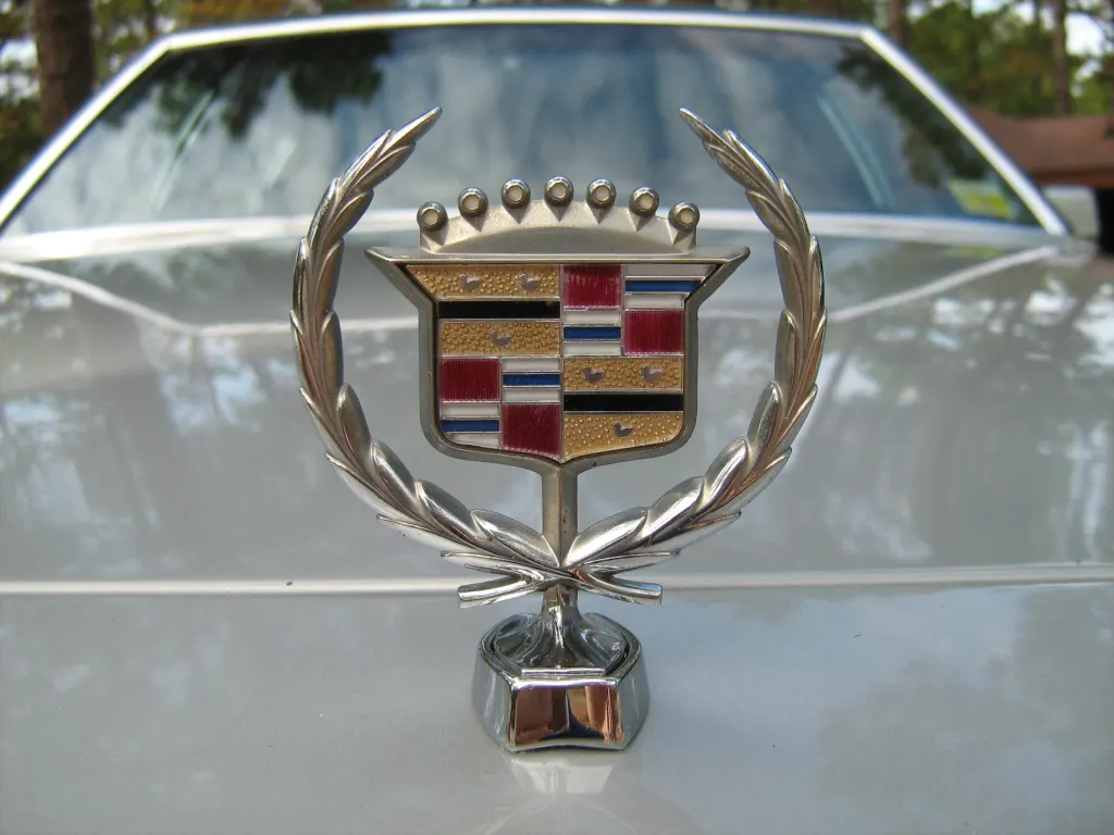 1989_Cadillac_hood_ornament