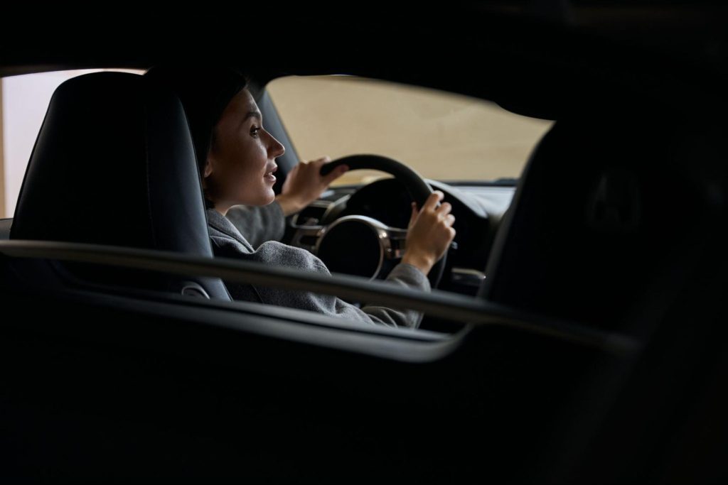 woman driving eobd dtc u0100 car