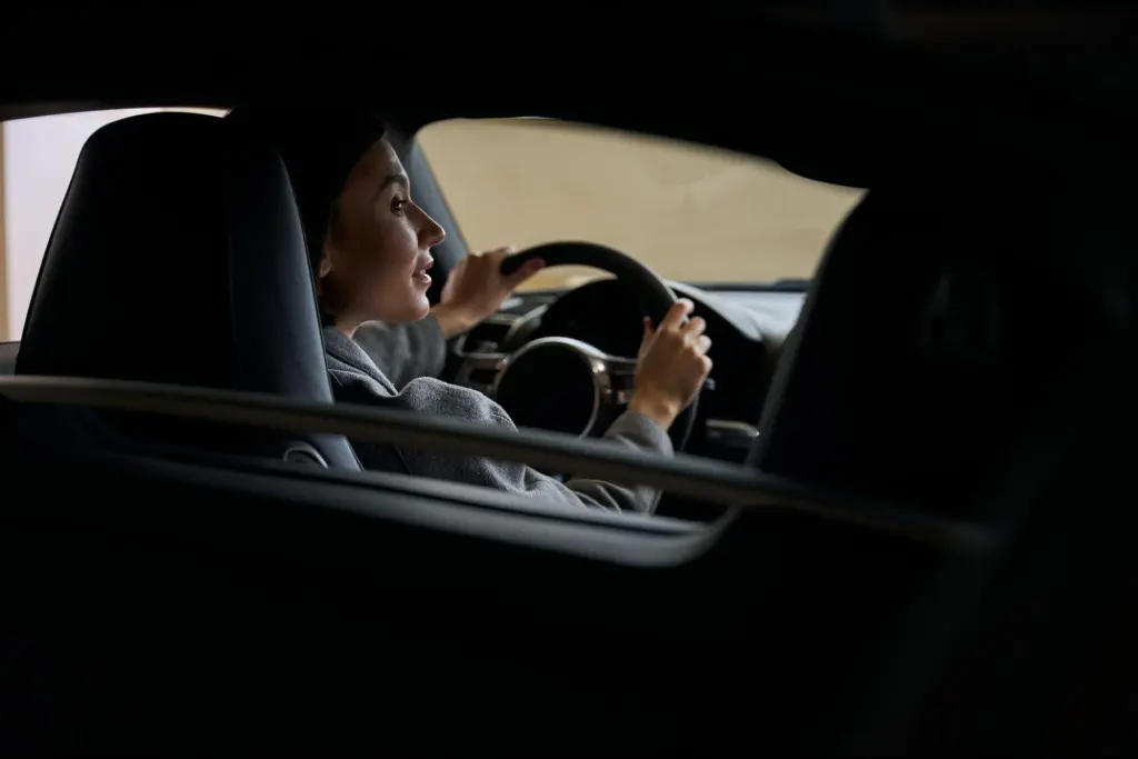 woman driving eobd dtc u0100 car