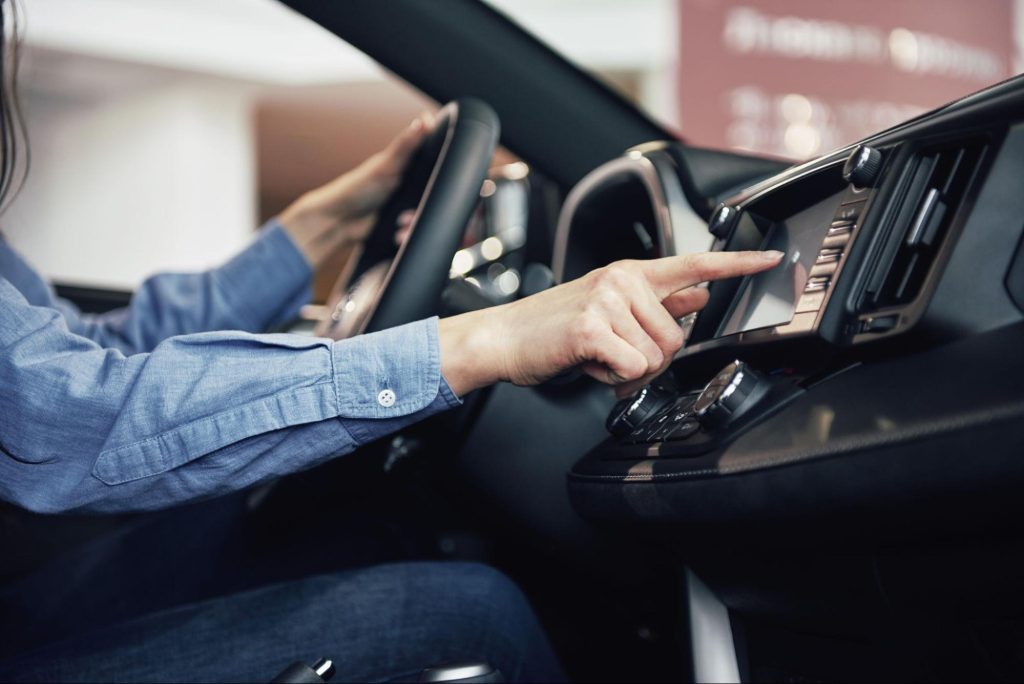 woman fixing screen with code u0100-00
